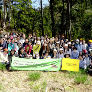 ロクシタンジャポン株式会社が「Present Tree in くまもと山都」にて植樹ボランティアイベントを開催しました