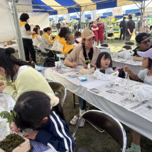 「第33回甲府市緑化まつり」、明治安田生命さまと一緒に親子BONSAIワークショップを行いました