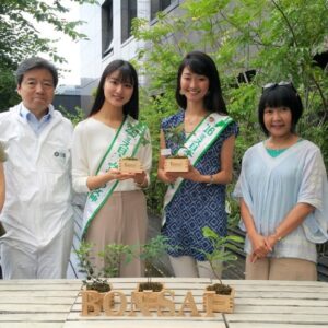 【テレビ取材①】ミス日本みどりの女神の方にミニ里山ＢＯＮＳＡＩ作成体験していただきました
