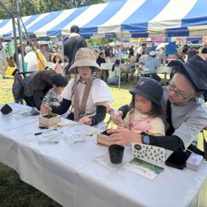 「第34回甲府市緑化まつり」、明治安田さまと一緒に親子BONSAIワークショップを行いました